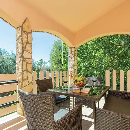 Stunning In Mihatovici With Kitchen Casa vacanze *