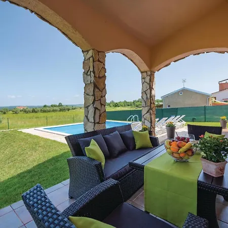 Stunning In Mihatovici With Kitchen Casa vacanze
