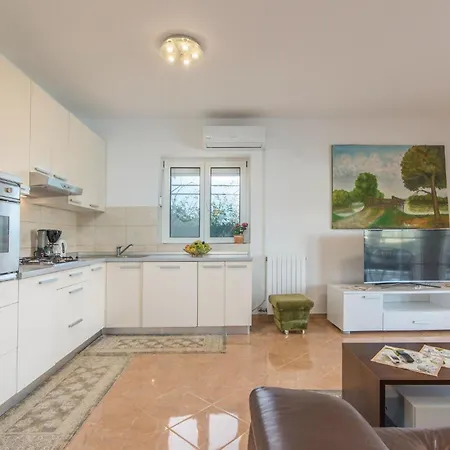 Casa vacanze Stunning In Mihatovici With Kitchen *