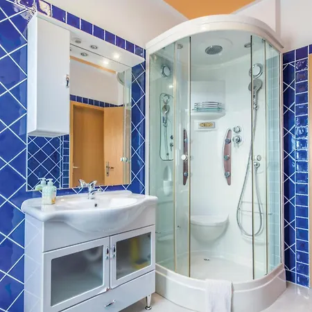 Stunning In Mihatovici With Kitchen Casa vacanze *