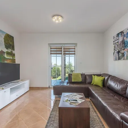 Casa vacanze Stunning In Mihatovici With Kitchen *